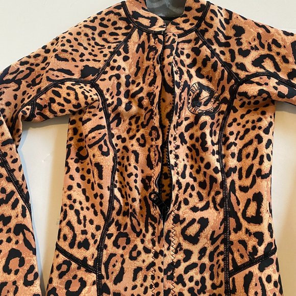 Billabong Peeky Jacket, teen size 8, with front zipper and cheetah print. EUC - Picture 6 of 7